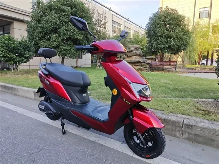 Lehký elektrický skútr Motocykl 60v 800w Rychlý 50 km přemístěný motocyklový skútr